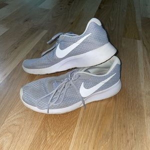 9.5 Nike Tennis Shoes